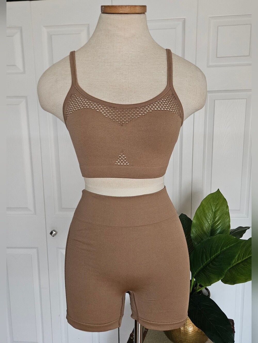 NWT Anwnd Set of Seamless Sport Athletic Bralette & High Waisted Shorts Size M/L